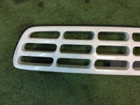 Решетка радиатора SUBARU LANCASTER OEM 91121AE260 BHE 2002 white pearl 07C