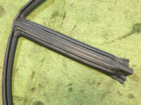 Уплотнитель дверей левый SUBARU GRAND WAGON OEM 62710AC110 BG9 1998 Black 6L3