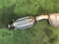ท่อไอเสียท่อนกลาง SUBARU LANCASTER OEM 44200AE050 BH9 1998 EJ254