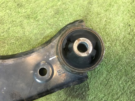 左フロントロアアーム SUBARU OUTBACK OEM 20204AJ010 20202AJ010 BRF 2009 EZ36