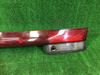 Friso entre os farolins traseiros SUBARU GRAND WAGON OEM 84251AC090 BG9 1996