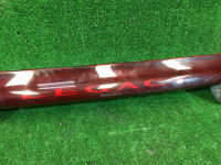 Friso entre os farolins traseiros SUBARU GRAND WAGON OEM 84251AC090 BG9 1996