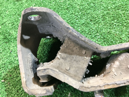 Подушка МКПП SUBARU LEGACY OEM 41022AC180 BD5 BG5 1998 EJ20R