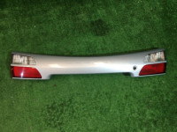 Friso entre os farolins traseiros 84251AE000 SUBARU LEGACY
