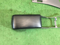 Porta-luvas e apoio de braço SUBARU LANCASTER OEM 92111AE010AC BHE BH9 BH5 1999 white / grey 8K2