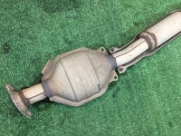 ท่อไอเสียท่อนกลาง SUBARU FORESTER OEM 44200FA121 SF5 2000 EJ201