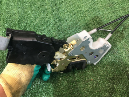 右フロントドアロック SUBARU FORESTER OEM 61032SA000 SG5 2005 48W