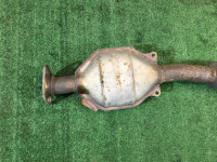ท่อไอเสียท่อนกลาง SUBARU FORESTER OEM 44200FE180 SG5 2003 EJ202