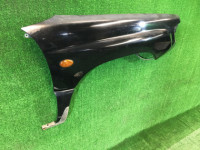Guarda-lamas dianteiro direito SUBARU FORESTER OEM 57120FC000 SF5 SF9 1998 Black 47A
