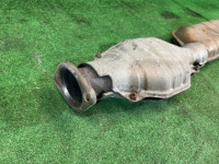 ท่อไอเสียท่อนกลาง SUBARU FORESTER OEM 44200SA080 SG5 2002 EJ205