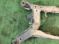 Travesaño trasero SUBARU LEGACY OEM 20152AE000 20152AE001 BH9 2000 EJ254