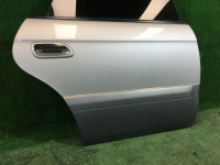 右リアドア SUBARU LANCASTER OEM 60400AE420 BHE BH9 2000 silver 9G9