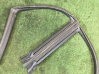 ยางขอบประตูขวา SUBARU LANCASTER OEM 63521AE020 BHE BH9 BH5 1998 beige 8L5