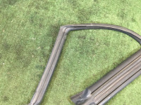 ยางขอบประตูขวา SUBARU LANCASTER OEM 63521AE020 BHE BH9 BH5 1998 beige 8L5