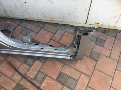 Estribo metálico derecho DAIHATSU TANTO LA600S LA610S 2017