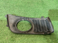 右フォグランプ周りカバー SUBARU LEGACY OEM 57731AE060 BH5 2000 arctic silver M 792