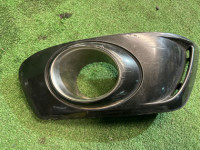 Заглушка вокруг туманки левая SUBARU LEGACY B4 OEM 57731AE610 BEE 2002 blue 14L