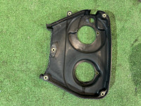 Tapa de distribución trasera izquierda SUBARU LEGACY OEM 13575AA103 BH5 1999 EJ208