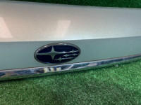 แผงตกแต่งระหว่างไฟท้าย Накладка пятой двери SUBARU OUTBACK OEM 84261AG040GA BPE 2004