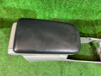 Guantera y reposabrazos SUBARU FORESTER OEM 92113FE100ND SG5 2007 WHITE 51E