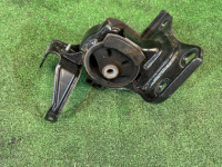 ยางแท่นเครื่องซ้าย 12372-37110 TOYOTA PRIUS