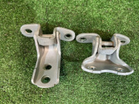 บานพับประตูหน้าขวา TOYOTA PRIUS OEM 6871012151 ZVW30 2013 SILVER 1F7