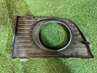 Заглушка вокруг туманки Правая SUBARU LEGACY OEM 57731AE300 BH5 2002 SILVER 01G