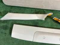 尾门饰板 SUBARU LANCASTER OEM 94320AE011AD BHE BH9 BH5 2001 WHITE PEARL 07C / 081