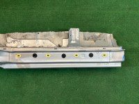 Estribo metálico izquierdo SUBARU LEGACY OEM 51415AE031 BEE BHE BE5 BE9 BH5 BH9 2001 SILVER 01G