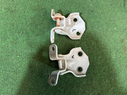 Петли двери передней правой 61220AC000 61220AC010 SUBARU LEGACY