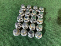 น็อตล้อ TOYOTA PRIUS OEM 90942-01033 ZVW30 2012