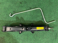 แม่แรง TOYOTA PRIUS OEM 09111-30190 ZVW30 2012