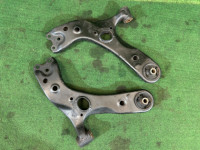 ปีกนกหน้า 48068-47050 48069-47050 TOYOTA PRIUS