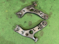 Braços de suspensão dianteiros TOYOTA PRIUS OEM 48068-47050 48069-47050 ZVW30 2012 2ZRFXE AT
