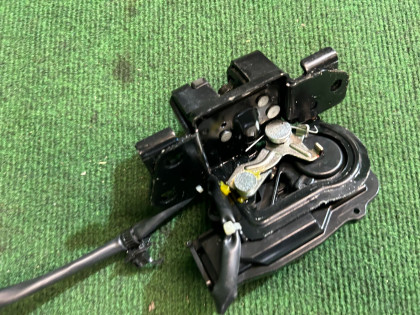 Cerradura del portón TOYOTA PRIUS OEM 69350-47040 ZVW30 2013 1F7 SILVER