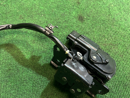 Cerradura del portón TOYOTA PRIUS OEM 69350-47040 ZVW30 2013 1F7 SILVER