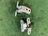 右フロントドアヒンジ Левые TOYOTA PRIUS OEM 6871012151 ZVW30 2013 1F7 SILVER