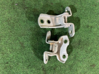 右フロントドアヒンジ Левые TOYOTA PRIUS OEM 6871012151 ZVW30 2013 1F7 SILVER
