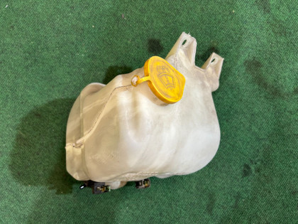 กระปุกน้ำฉีดกระจก SUBARU LANCASTER OEM 86610AE010 BH9 2001 EJ254 AT