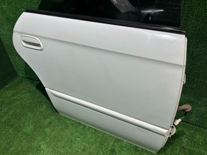 Puerta trasera derecha SUBARU LEGACY OEM 60400AE400 BH5 2002 WHITE 51E