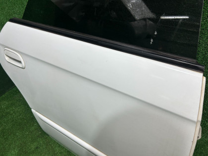 Puerta trasera derecha SUBARU LEGACY OEM 60400AE400 BH5 2002 WHITE 51E