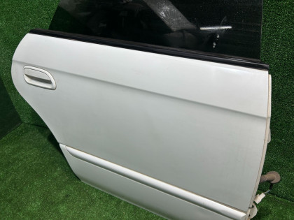 Puerta trasera derecha SUBARU LEGACY OEM 60400AE400 BH5 2002 WHITE 51E