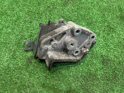 タイミングベルトテンショナーブラケット SUBARU LEGACY OEM 13156AA061 BE5 1999 EJ208 MT5