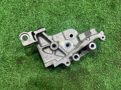タイミングベルトテンショナーブラケット SUBARU LEGACY OEM 13156AA061 BE5 1999 EJ208 MT5