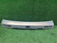 Embellecedor del portón trasero SUBARU OUTBACK OEM 84261AG143GA BP9 2006 GOLD 39J