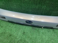 Embellecedor del portón trasero SUBARU OUTBACK OEM 84261AG143GA BP9 2006 GOLD 39J