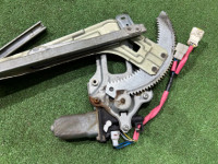 右フロントウインドウレギュレーター SUBARU FORESTER OEM 61222SA001 SG5 2007