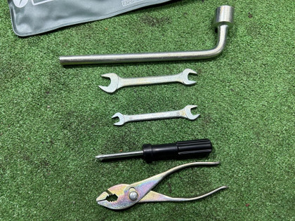 Tool kit SUBARU LEGACY OEM 97010AA020 BE5 2002