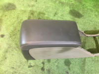 Бардачок подлокотник SUBARU LANCASTER OEM 92111AE010AD BHE 2002 white pearl 07C