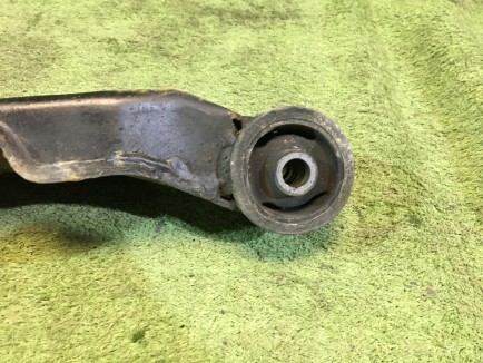 Подушка редуктора SUBARU LANCASTER OEM 41310AE001 41310AE002 BH9 1998 EJ254